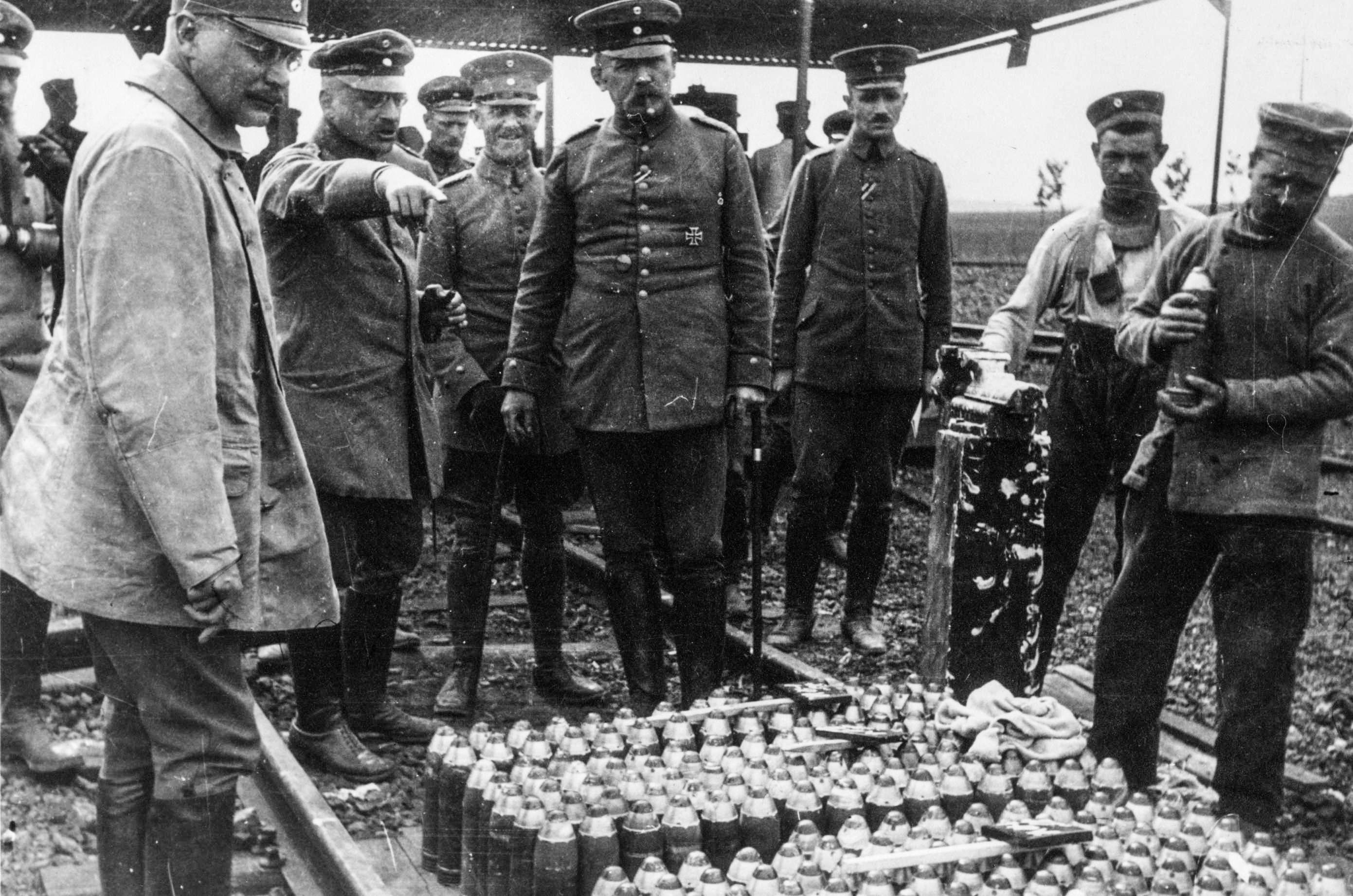哈柏（舉手）指導士兵有關使用氯氣。　圖片來源： Archiv der Max-Planck-Gesellschaft, Berlin