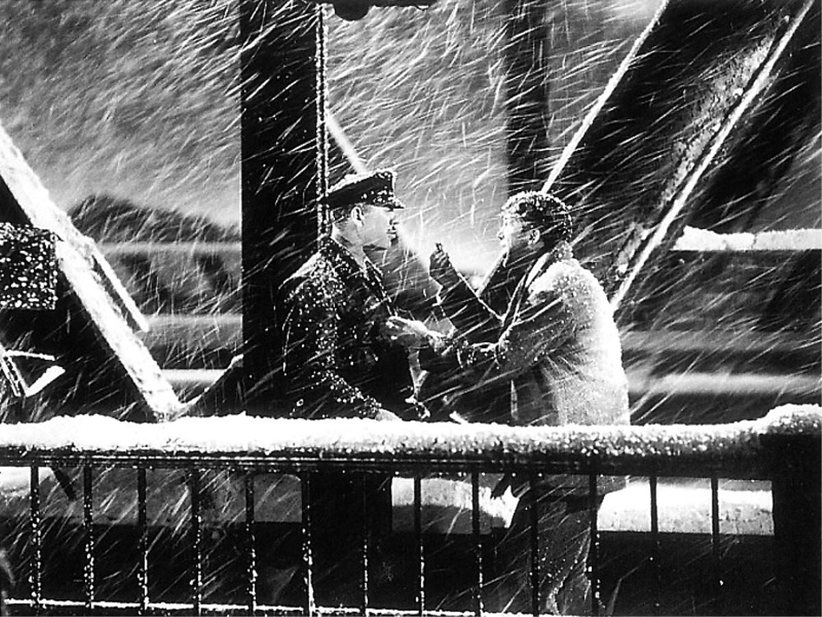 It’s A Wonderful Life 名場面，當天氣溫攝氏 32 度，風雪中，兩名演員已熱得汗流浹背。