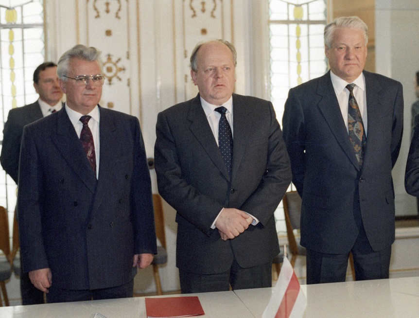 左起：烏克蘭總統克拉夫丘克、白俄羅斯總統舒什克維奇及俄羅斯總統葉利欽會首，簽署白拉維沙協定，奠定蘇聯解體。