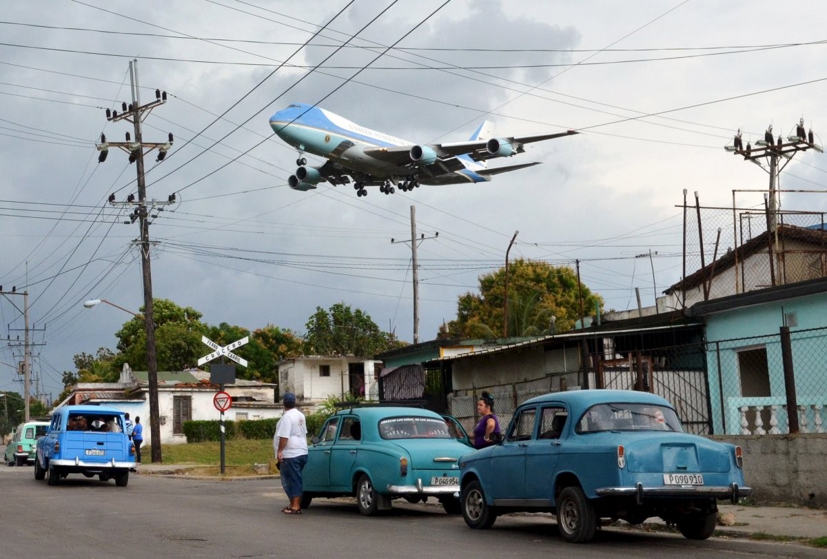 air-force-one-carrying-president-barack-obama-and-his-family-flies-over-a-neighborhood-in-havana