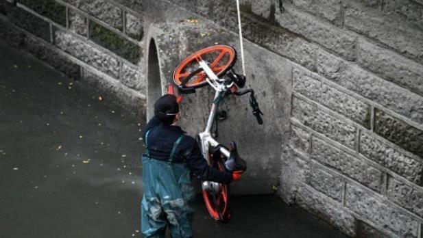 打撈被丟入成都錦江的共享單車。