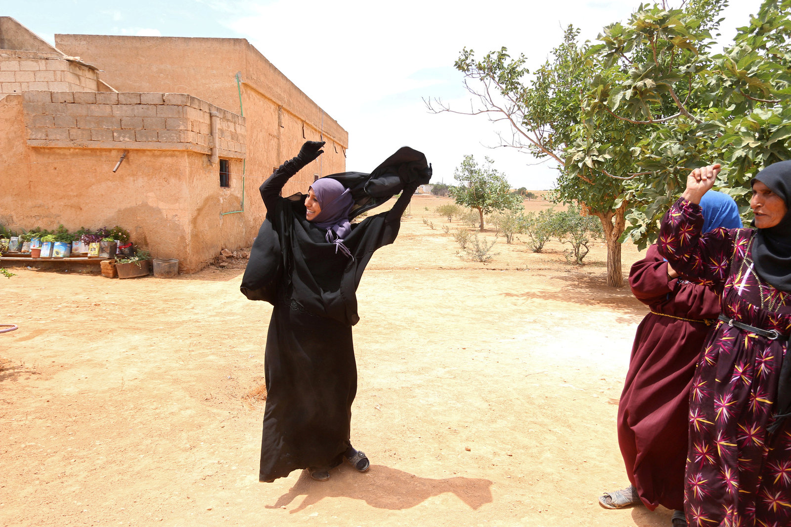 6 月 9 日，敘利亞民主力量收復阿勒頗附近的曼比季市後，當地婦女脫去伊斯蘭面紗 Niqab。