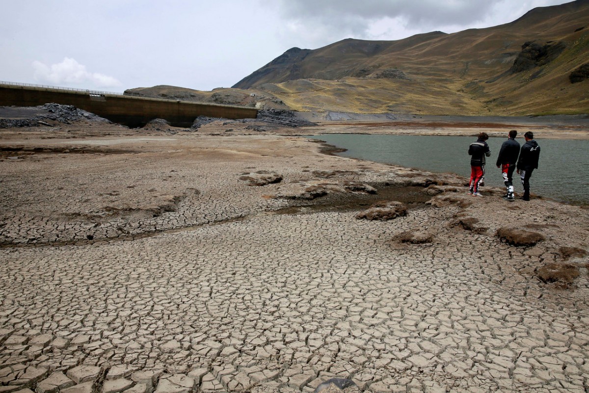 玻利維亞旱災，第二大潮完全乾涸，圖為乾涸至地面龜裂的水壩，元兇被指是全球暖化。　圖片來源：路透社