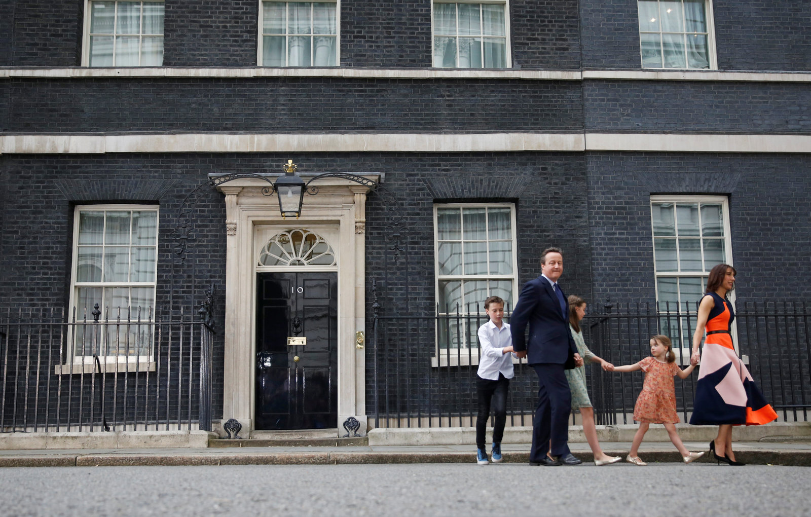 7 月 13 日，卡梅倫離任英國首相，與妻兒步出唐寧街 10 號。