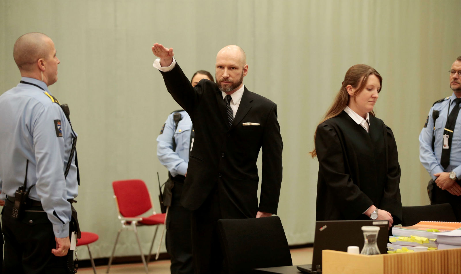 布雷維克於 2016 年控告挪威政府對他單獨囚禁及監獄條件惡劣，違反人權，地方法院判勝訴。2017 年 1 月審理挪威政府上訴案，布雷維克在庭上作出納粹敬禮手勢。　圖片來源：路透社