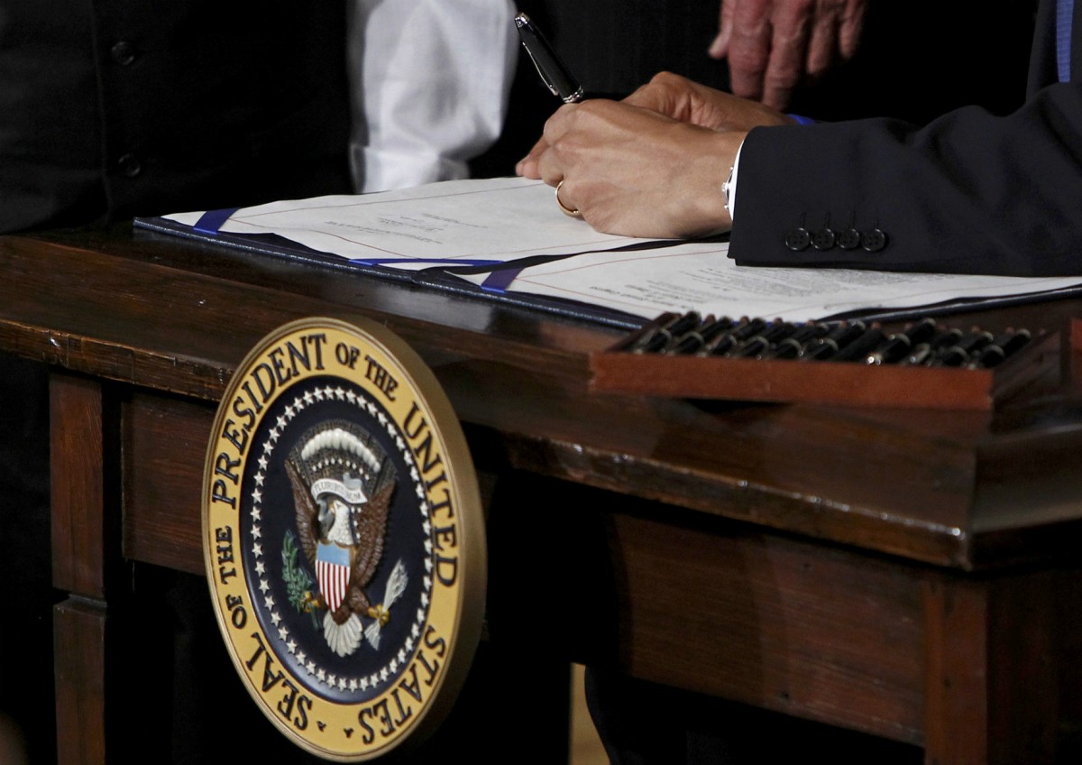 奧巴馬簽署平價醫保法案一刻。　圖片來源：路透社