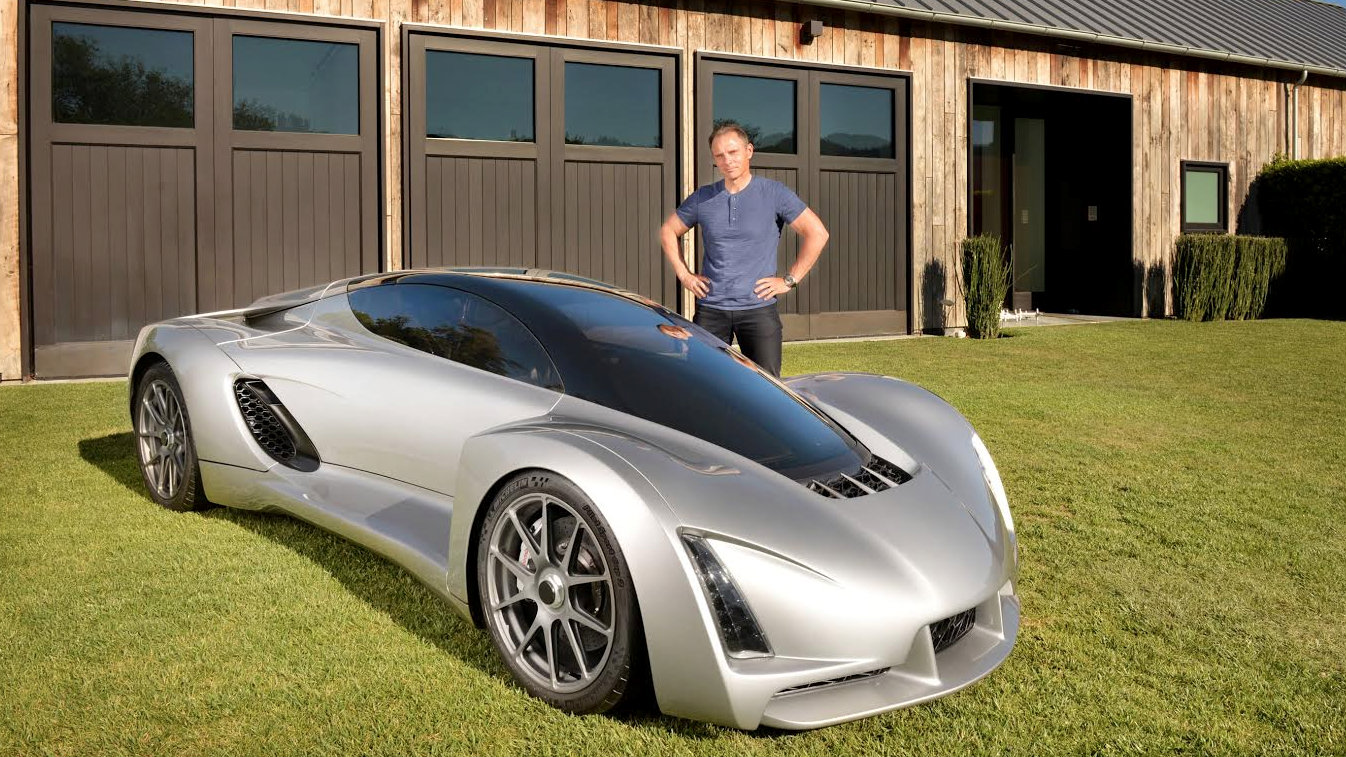 Divergent 3D 所推出的超級跑車 Blade，是第一款採用鋁合金、鈦合金及碳纖維材質為原料，透過 3D 打印技術製造出汽車底盤與車體，擁有七百匹馬力，由 0 到 100 公里加速只要 2.2 秒，比法拉利跑車還要快。