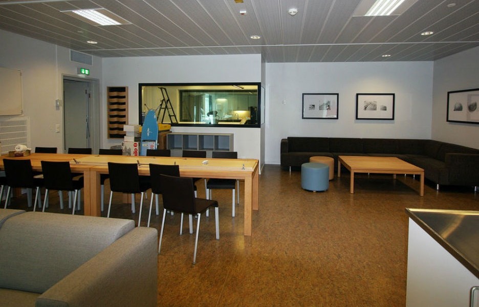公共活動空間。玻璃窗後是控制室，觀察在活動室內的情況。　圖片來源：Teknisk Ukeblad