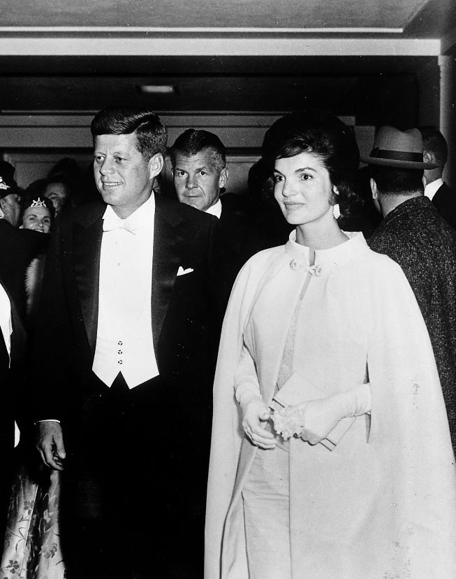 積奇蓮的白色禮裙，讓她在黑白照中，依然明艷照人。　圖片來源：約翰甘迺迪總統圖書館暨博物館