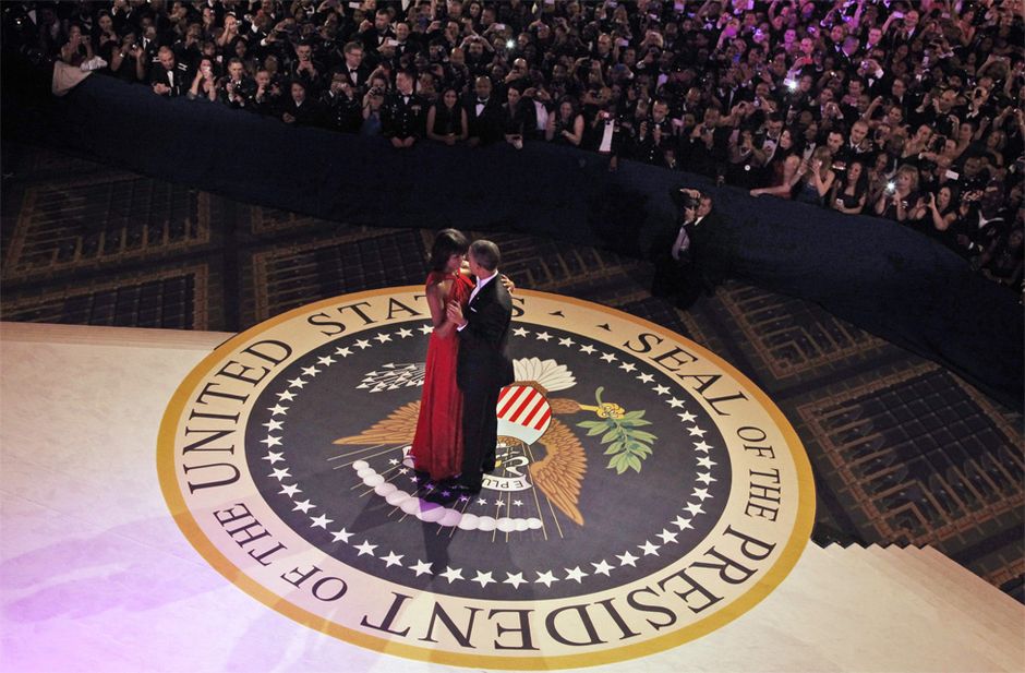 奧巴馬夫婦在就職舞會上深情共舞，留下經典一幕。圖片來源：路透社