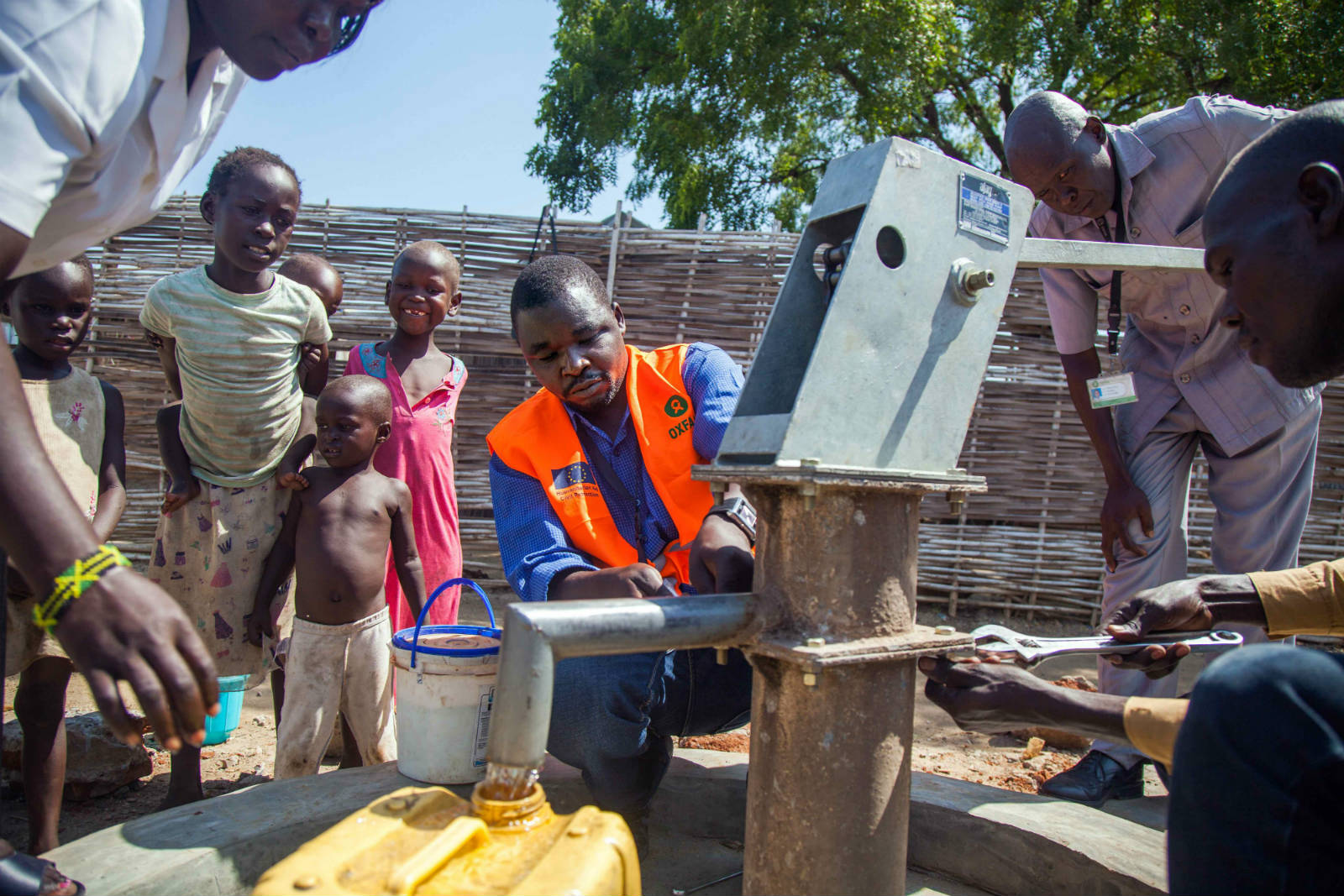 樂施會人員在全國多處修復水管，及進行食水衛生檢測，以確保水質安全。（Albert Gonzalez Farran /Oxfam）