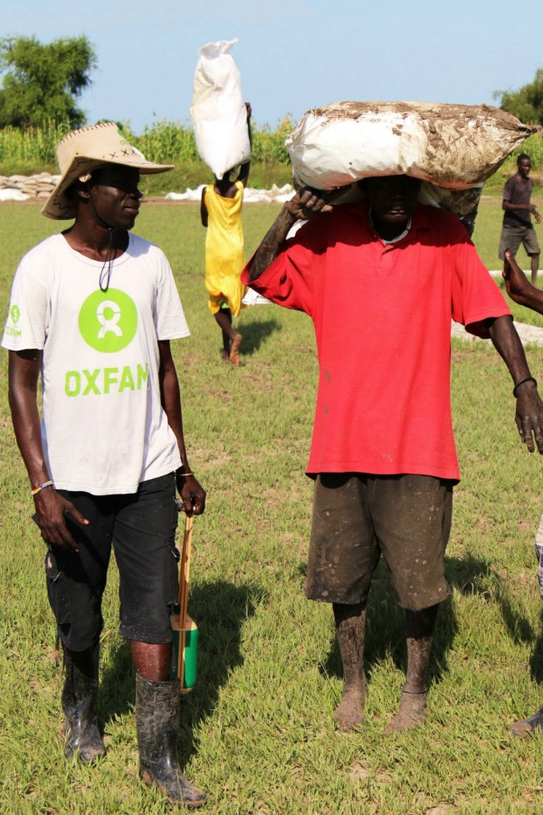 樂施會在南蘇丹及鄰近地區開展工作 30 年，從來沒見過如此嚴峻的處境。圖為樂施會救援人員在南蘇丹協調世界糧食計劃署空投的糧食。（Nick Lacey/Oxfam）