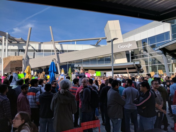 約 2,000 名 Google 員工參與反入境禁令示威。圖片來源：Louis Gray/Twitter