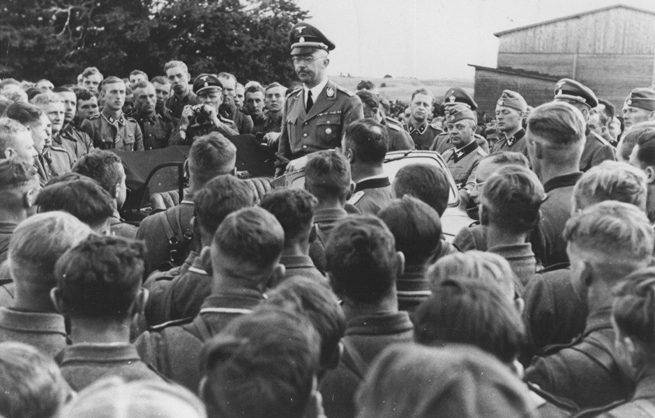 親衛隊領導希姆萊（Heinrich Himmler） 向武裝親衛隊士兵致詞，1942 年。　圖片來源：美國猶太大屠殺紀念博物館