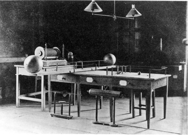 赫茲所用的實驗儀器。　圖片來源：Engineering and Technology History Wiki