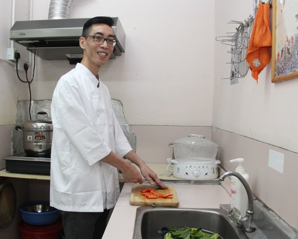 告別露宿生活後，阿骨經培訓投身餐飲業，現已成為一級廚師。