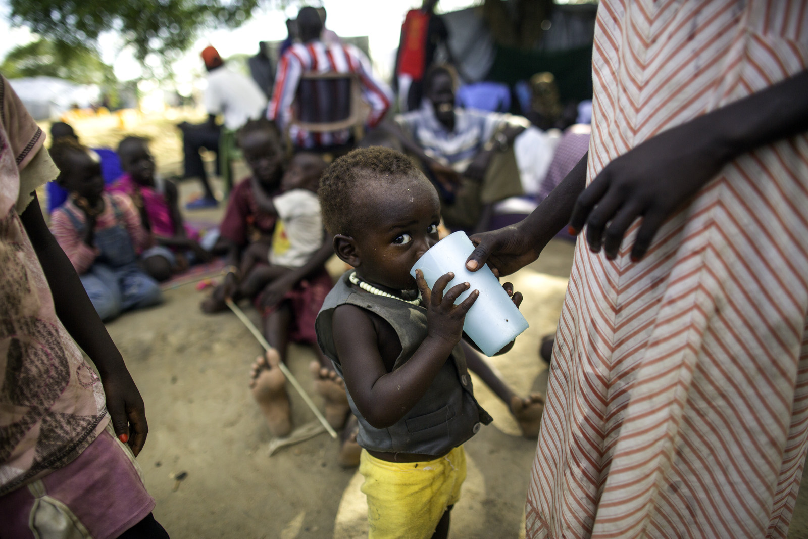 為了逃避戰火，逾百萬南蘇丹人被迫離開家園，棲身於國內外多個營地。除了面對營養不良的問題，衛生環境亦很惡劣。樂施會除了為災民提供糧食及潔淨食水之外，亦興建供水系統及廁所，以防當地爆發疫情，釀成更大的災難。（Kieran Doherty/Oxfam）