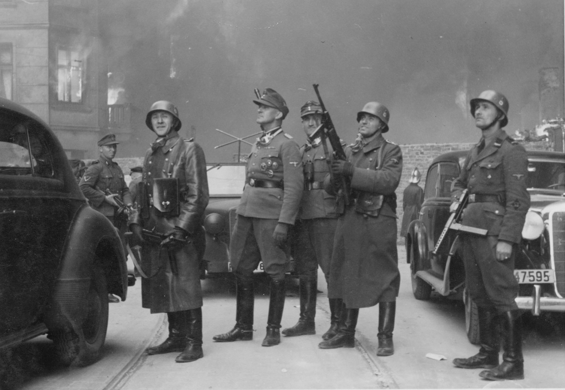 趾高氣揚的親衛隊。照片取自 1943 年 5 月親衛隊提交給希姆萊的報告。　圖片來源：wikimedia