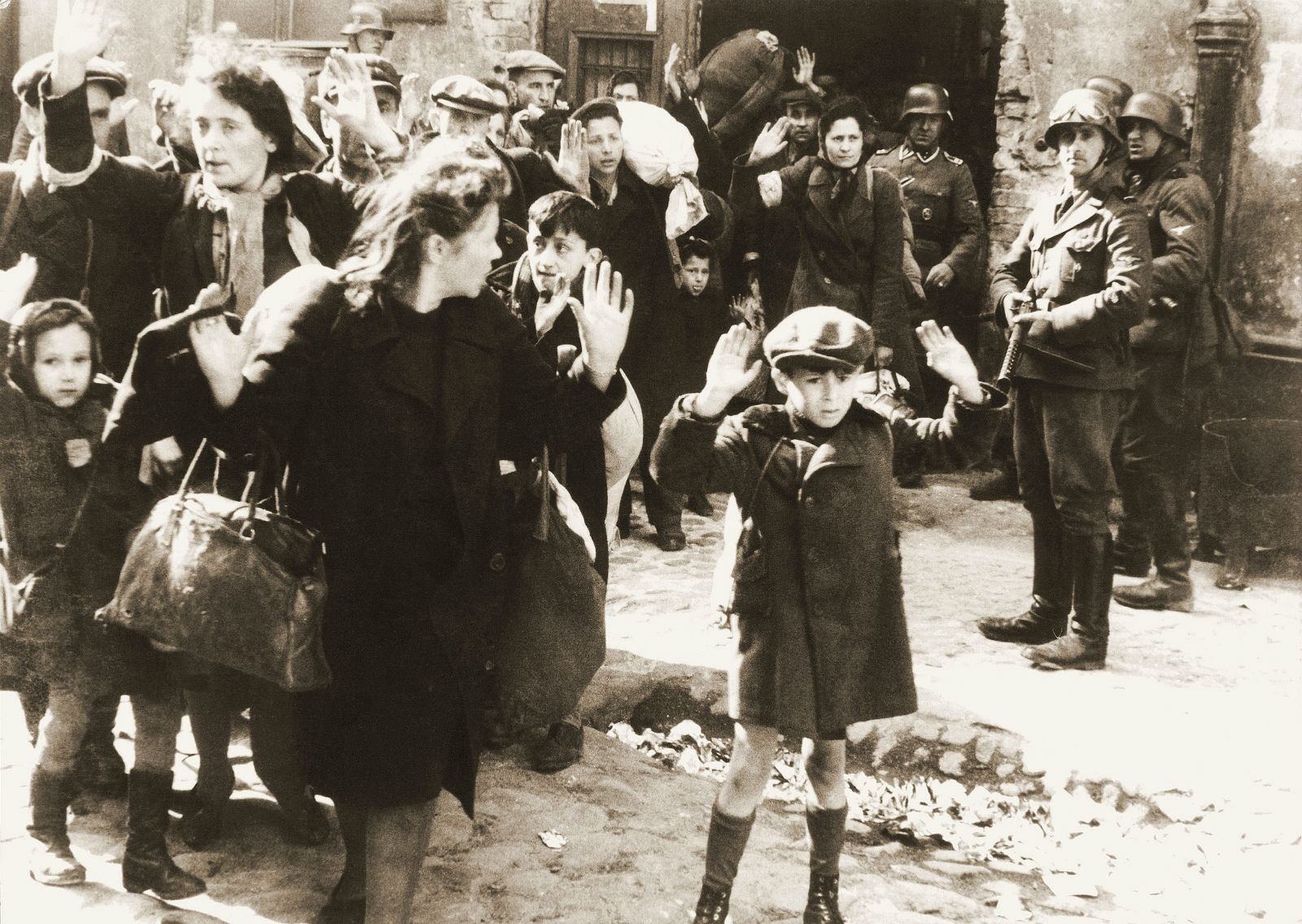 1943 年「華沙猶太區起義」，是年 4 月華沙區猶太人群起反抗，結果卻加速引來殺戮。照片取自 1943 年 5 月親衛隊提交給希姆萊的報告。　圖片來源：wikimedia