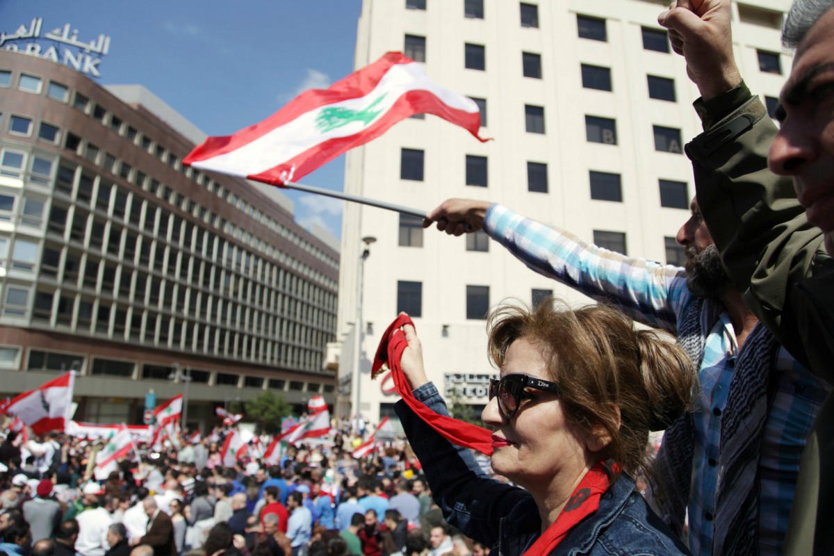 近日黎巴嫩首都爆發民眾示威，抗議政府加稅補貼公務員薪酬升幅。　圖片來源：路透社