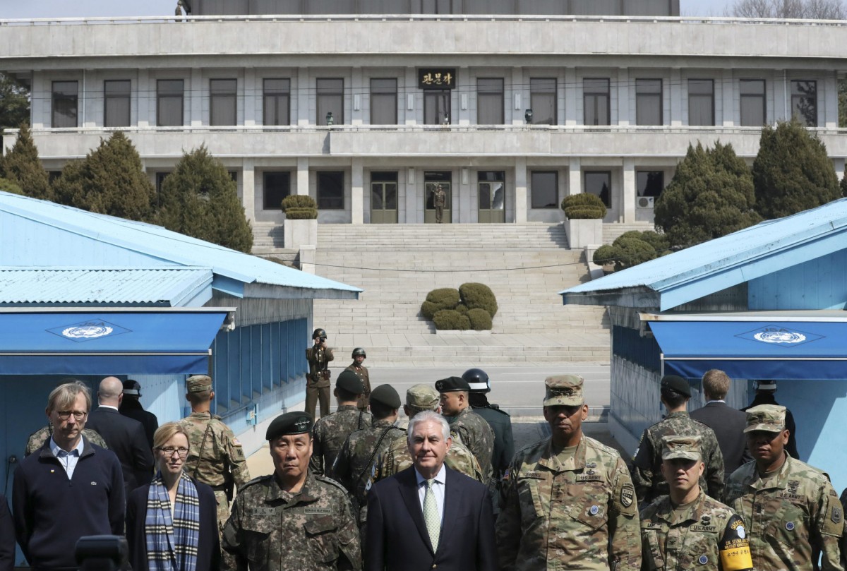 美國國務卿蒂勒森到訪南北韓交界板門店，表示有必要時將對北韓先發制人。　圖片來源：路透社