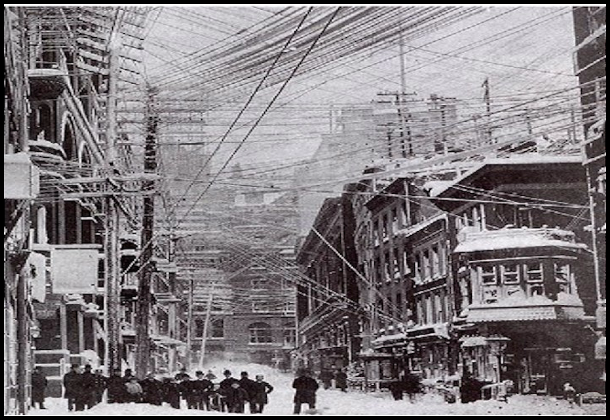 1888 年，紐約街頭縱橫交錯的電線。　圖片來源：維基百科