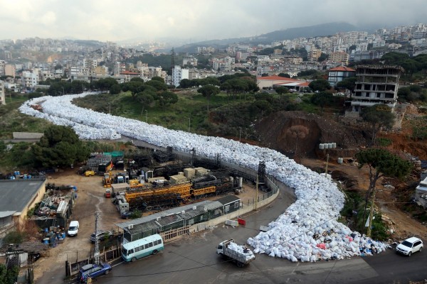 去年黎巴嫩宣佈摒棄向俄羅斯輸出垃圾的計劃，垃圾危機繼續為患首都貝魯特。　圖片來源：路透社