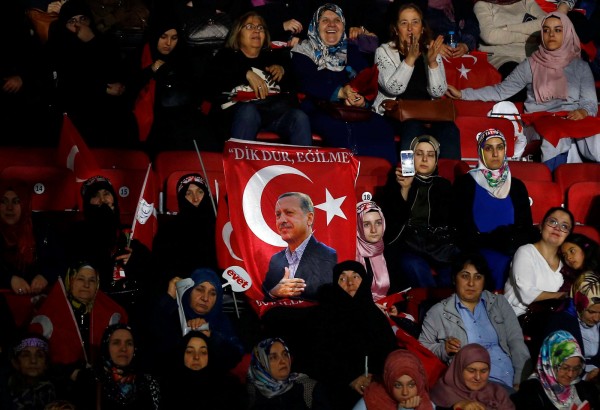 不少土耳其感激埃爾多安帶來經濟增長，但對於修憲帶來的集權，則有所懷疑卻步。圖片來源：路透社