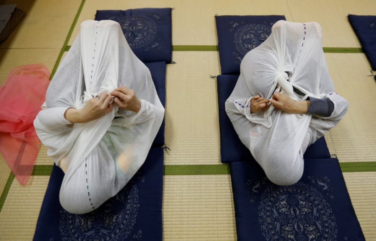 日本時興的「成人包裹療法」，每次 20 分鐘，可排解壓力兼緩解肌肉酸痛。　圖片來源：路透社