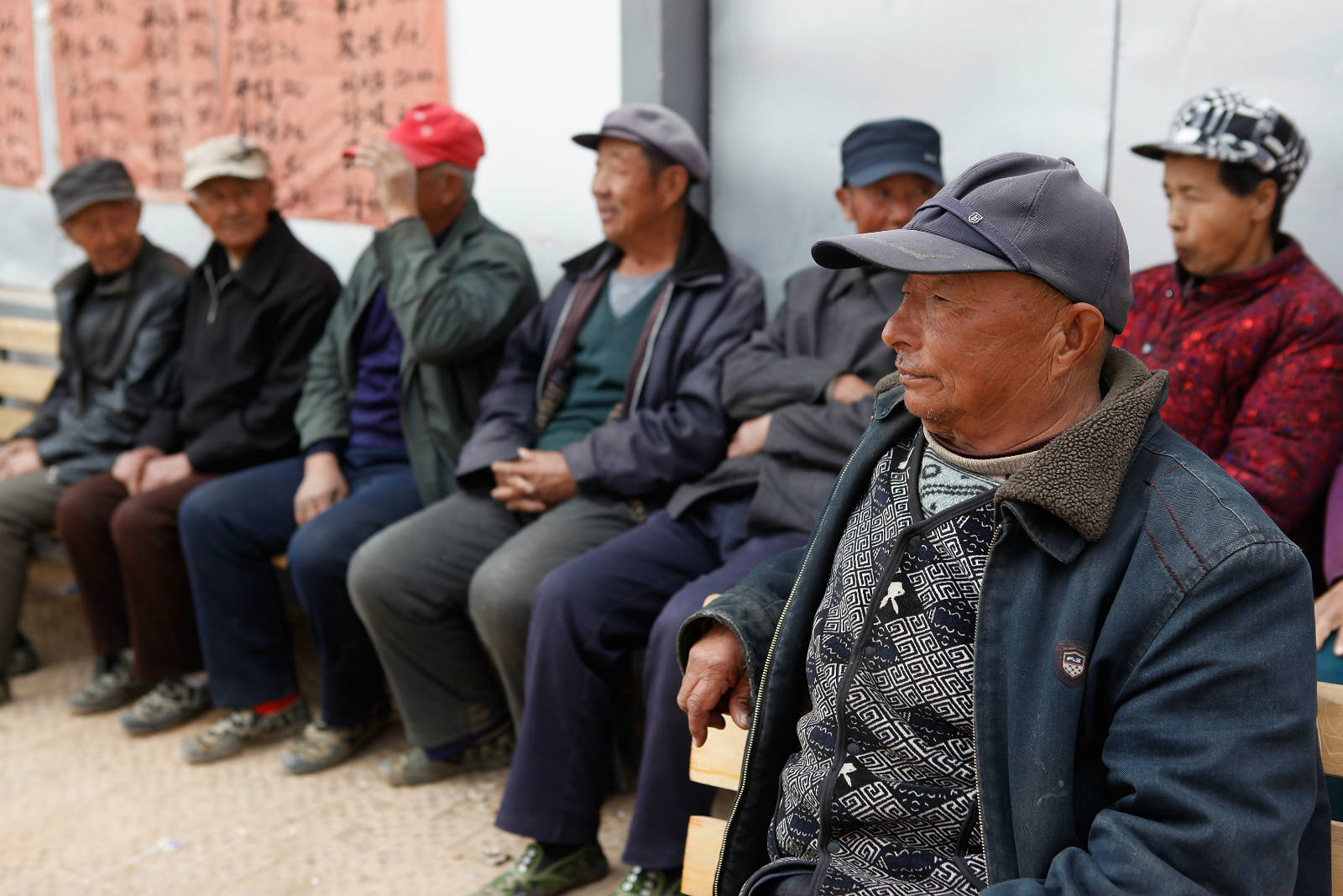 內蒙古五良太鄉的老人們，定時定候在小診所門外等候遠道而來的醫療團隊。