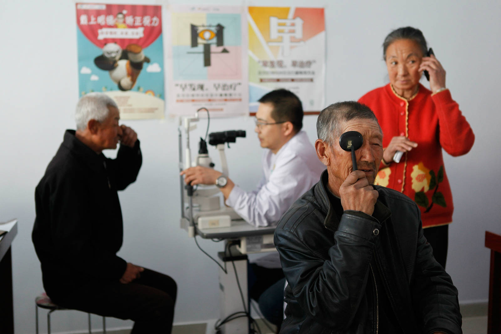 醫療團隊每次到達五良太鄉，都會為 30、40 個居民、主要是長者進行眼科檢查。