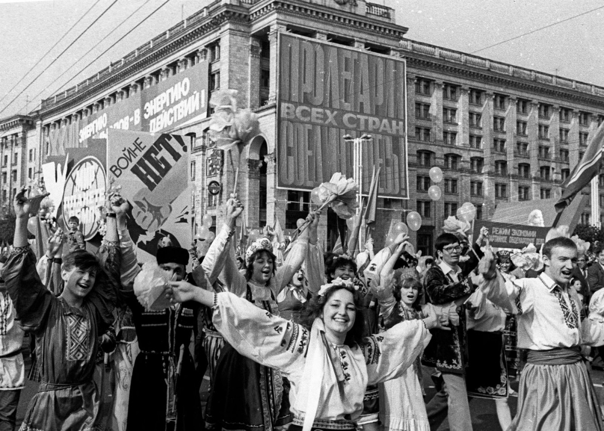 1986 年 5 月 1 日，在第 4 號反應堆爆炸後數日，蘇聯依舊讓基輔民眾慶祝勞動節，街上籠罩着看不見的幅射。
