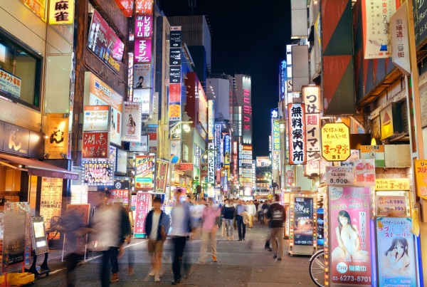 在新宿歌舞伎町，行人川流不息，但入內光顧的客人，近年賣少見少。