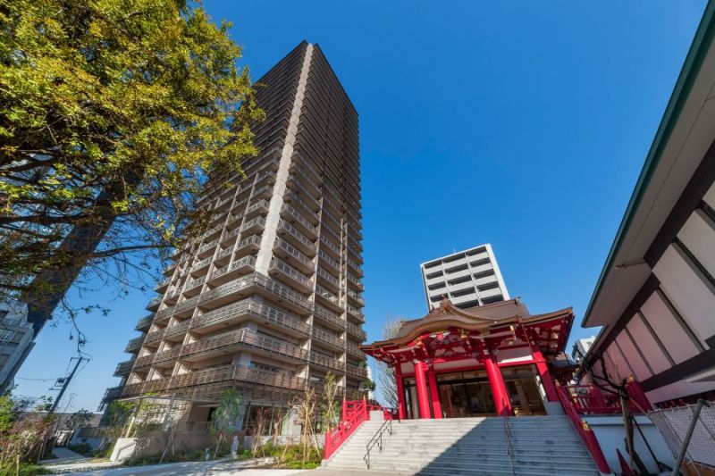 聳立在成子天神社旁的高層公寓。　圖片來源：sumaity.com