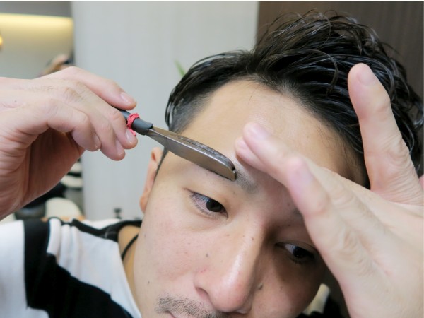 不少日本男士學習修眉，仔細程度不輸女士。圖片來源：Dant4Hair