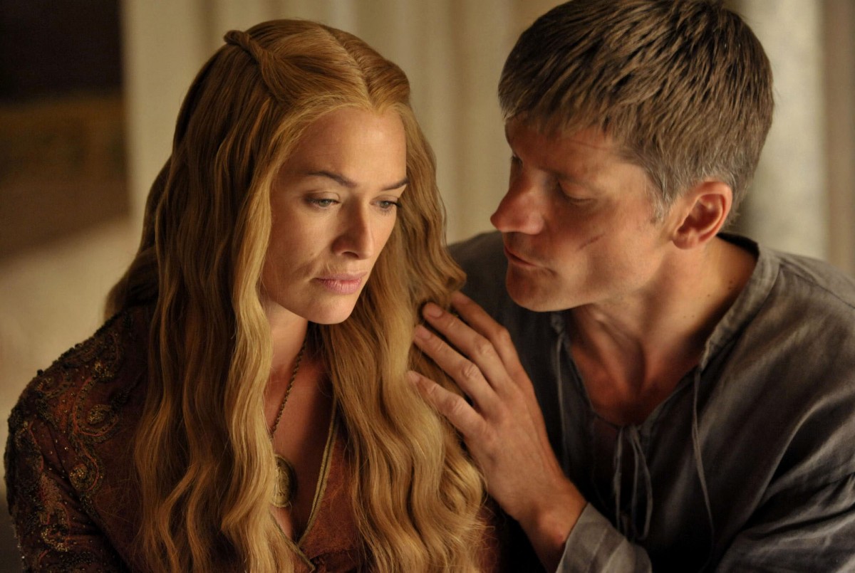 美劇「權力遊戲」中，角色 Cersei Lannister 遭親兄弟Ser Jaime Lannister 強姦的「亂倫」情節，尺度之大曾惹來批評。　「權力遊戲」劇照