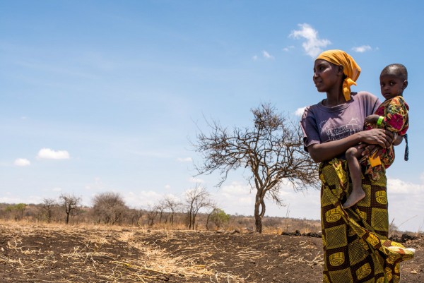 坦桑尼亞的瑪芬抱着三歲的女兒，很希望有水可以耕種田地。