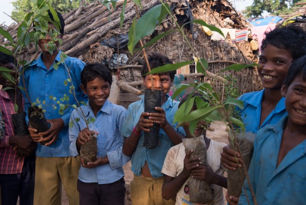 宣明會在印度向學童推廣種植，以應對氣候變化對當地帶來的影響。