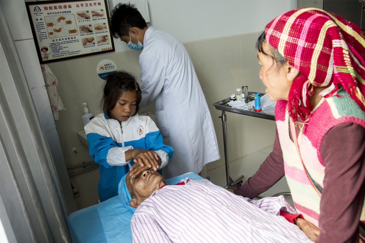 在發展中國家，如果家人患有眼疾或其他疾病，女性必須擔任照顧家人的角色。