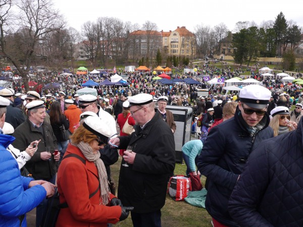 五月一日野餐日(Vappu)，男女老少的芬蘭人都戴上白色畢業帽到公園野餐，從戴在較年長的芬蘭人頭上微微發黄的畢業帽，看到芬蘭平等開放教育的歷史。（攝於Kaivopuisto 公園）