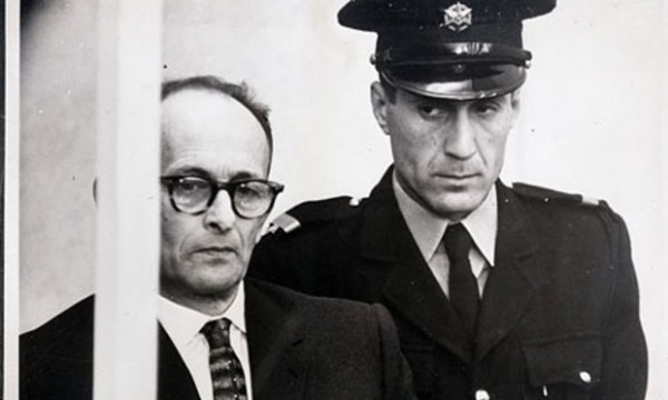 以色列特工將納粹官員 Adolf Eichmann 從阿根廷引導至以色列受審，是為 61 年耶路撒冷審判。　圖片來源：Corbis