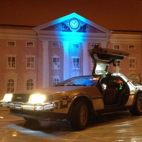 2.「回到未來」（Back to the future）三集中均有出現，比主角還要重要的 DMC 牌的時光車，日租 1,500 美元。 圖片來源：buzzfeed