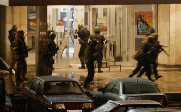 2002 年莫斯科大劇院車臣武裝組織脅持人質事件，釀成百餘人死傷。　圖片來源：Wikipedia