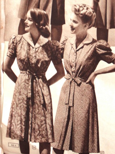 1943-cotton-maternity-dress-shirt-front-tie-vintagedancer-373x500