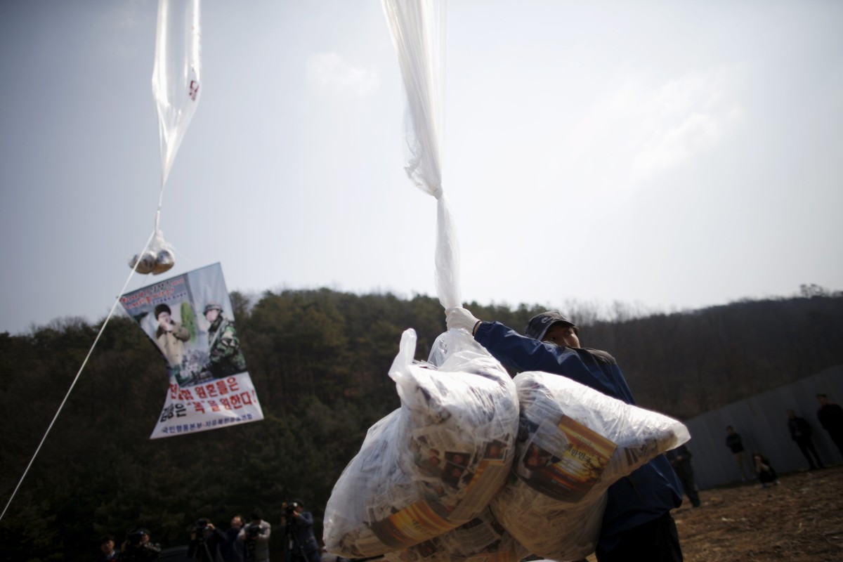 南韓人將政治宣傳單張吊在氫氣球，計劃「空襲」北韓。 圖片來源：Reuters