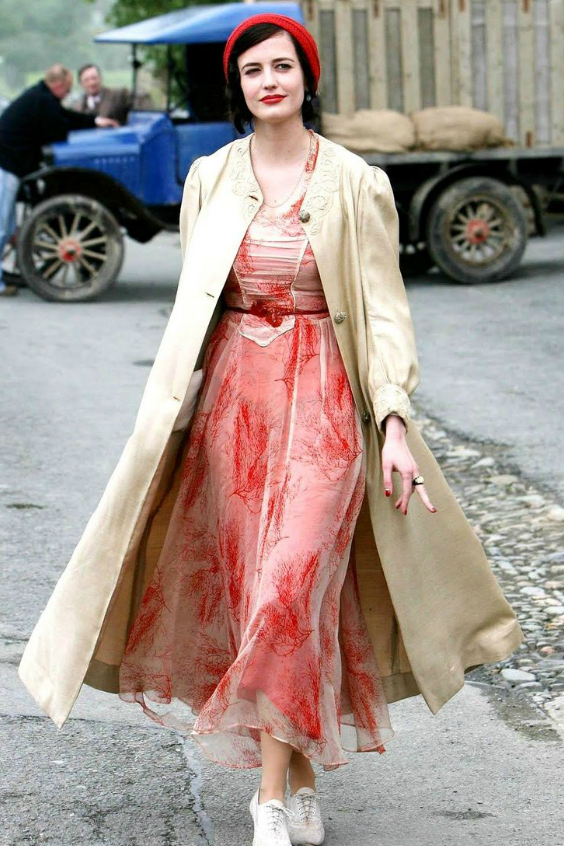 Eva Green 以頭巾配搭絢爛花裙。