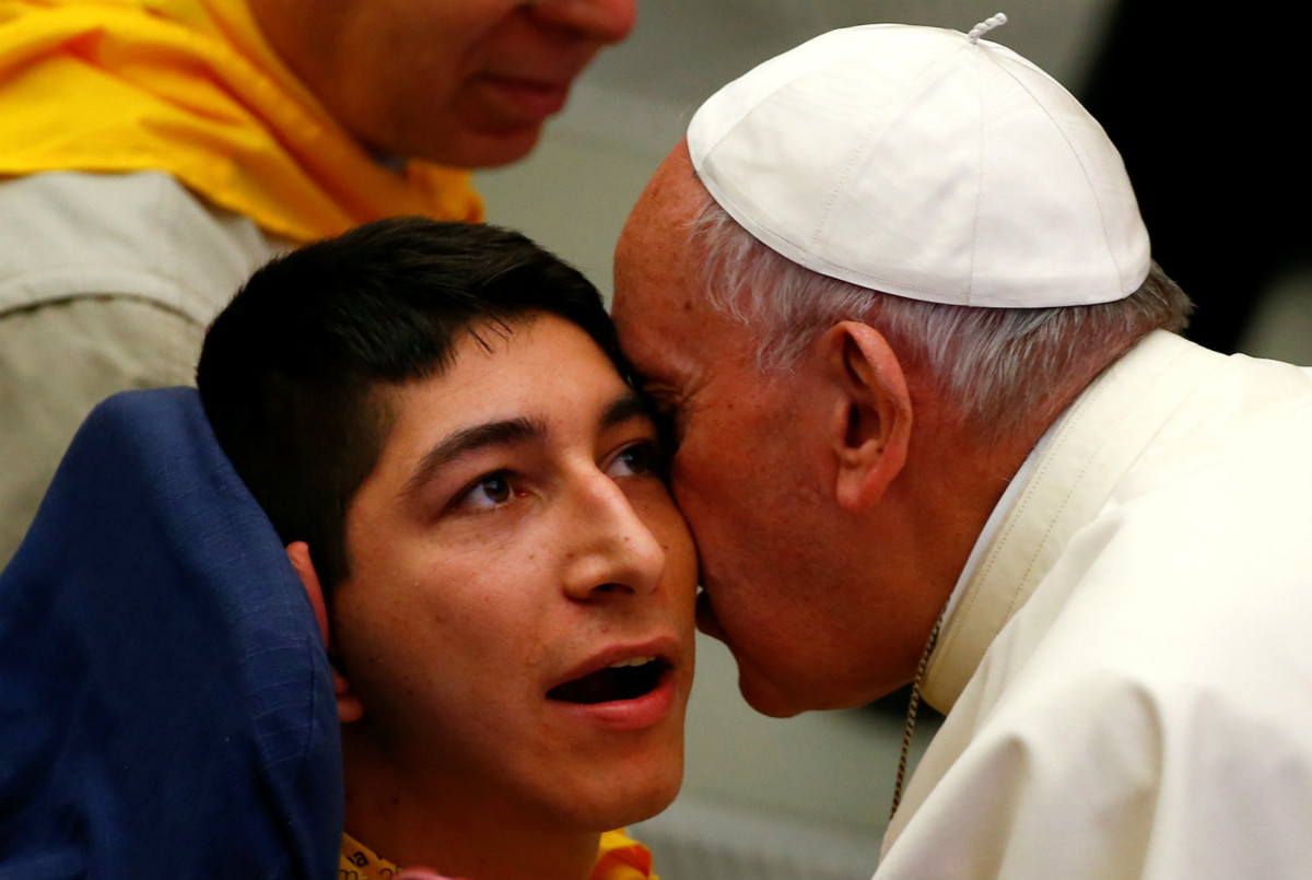 教宗接待一隊非洲醫療訪問團，親吻一名殘疾男孩。梵蒂岡向來有投資疫苗、促進醫療進步的往蹟。