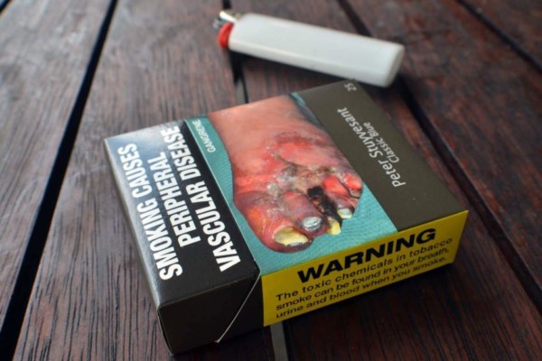 澳洲政府希望用顏色趕客，從香煙包裝入手，減低煙民的購買欲。圖片來源：ABC News