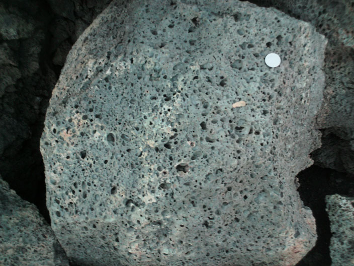 玄武岩為火山岩（又稱噴發岩）的一種，利用玄武岩可礦石化 CO2。　圖片來源：Wikipedia common