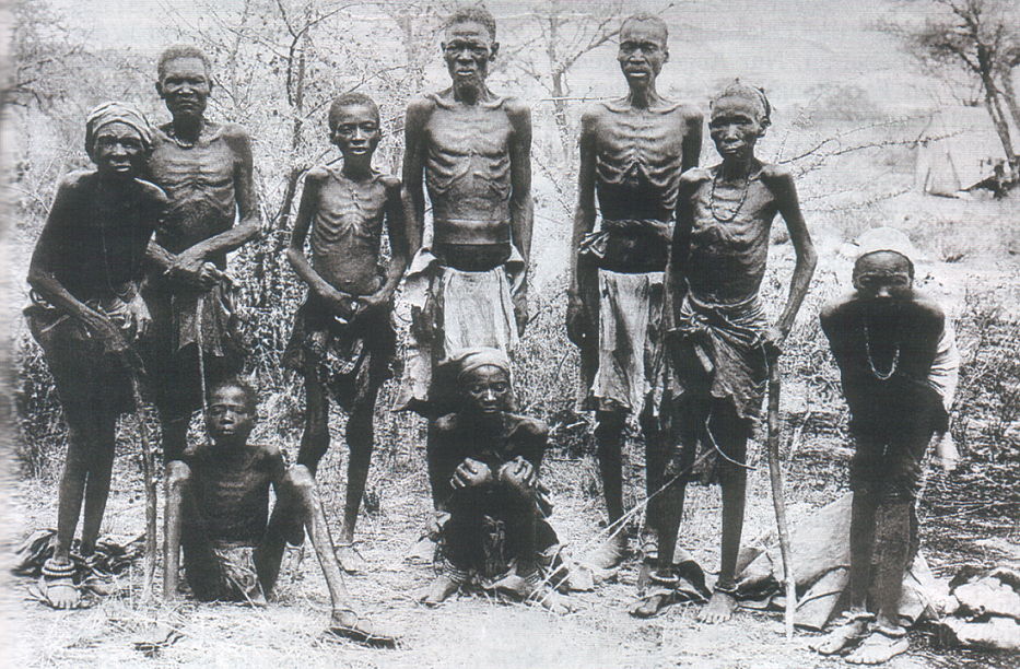 1904 年，在德軍統治下的赫雷羅族生還者，相中可見，他們骨瘦如柴。 圖片來源：wikicommons